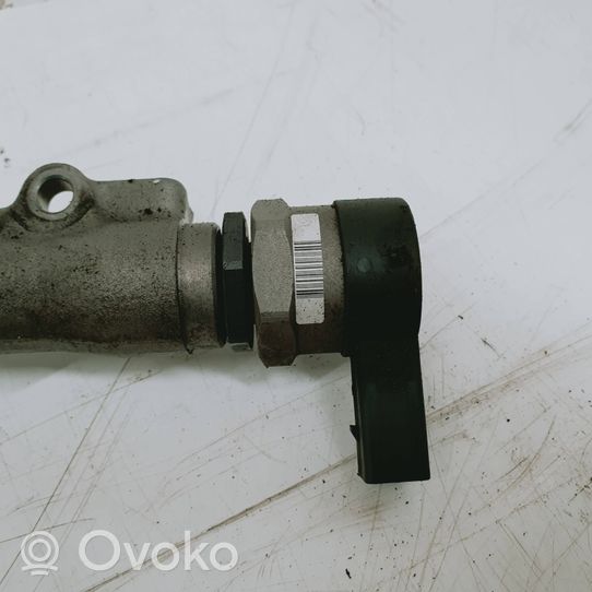 BMW 3 E92 E93 Fuel distributor 7799610