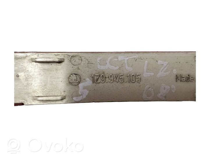 Skoda Octavia Mk2 (1Z) Takavalon heijastin 1Z9945105