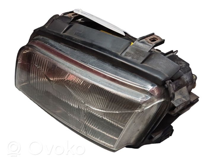 Audi A4 S4 B5 8D Lampa przednia 8D0941003E