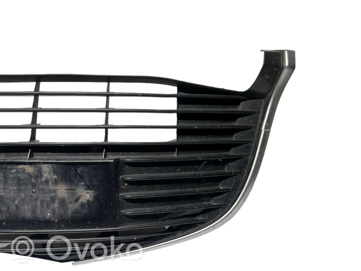 Toyota Yaris Grille calandre supérieure de pare-chocs avant 531020D030