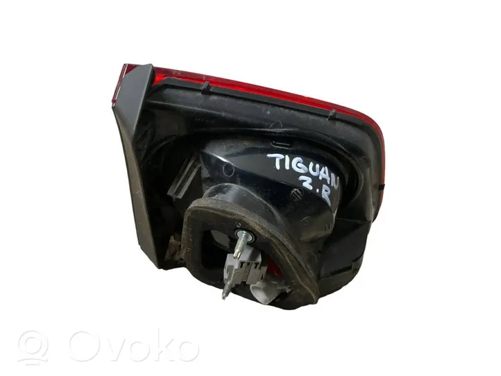 Volkswagen Tiguan Lampy tylnej klapy bagażnika 5N0945094B