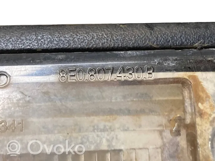 Audi A4 S4 B7 8E 8H Listwa oświetlenie tylnej tablicy rejestracyjnej 8P4827574