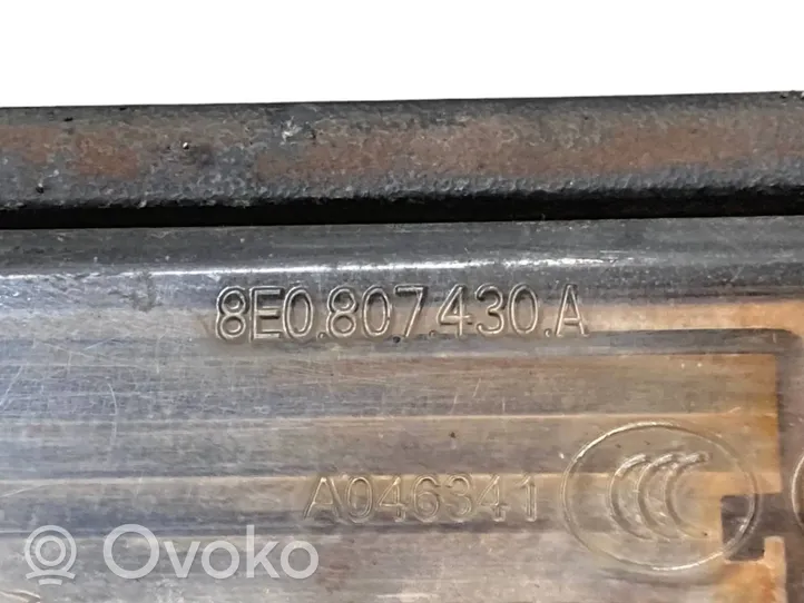 Audi A4 S4 B7 8E 8H Listwa oświetlenie tylnej tablicy rejestracyjnej 8P4827574