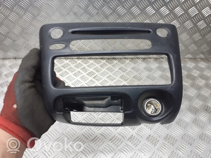 Toyota Yaris Verso Konsola środkowa / Radio / GPS 86220-52020