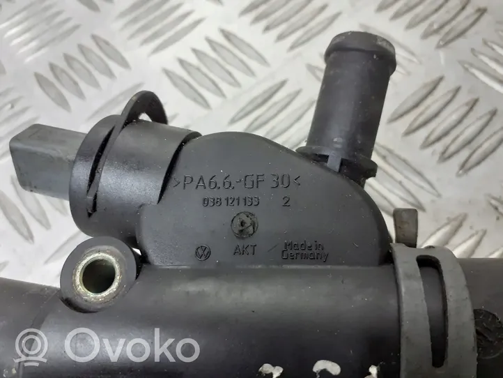 Volkswagen Polo IV 9N3 Obudowa termostatu 038121133