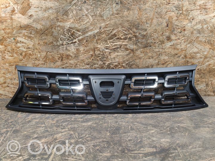 Dacia Duster Maskownica / Grill / Atrapa górna chłodnicy 