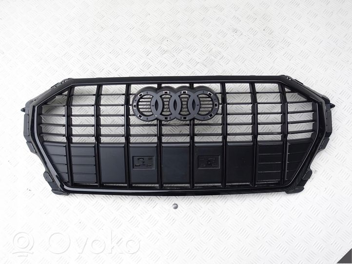 Audi Q3 F3 Grotelės viršutinės 83A853651B