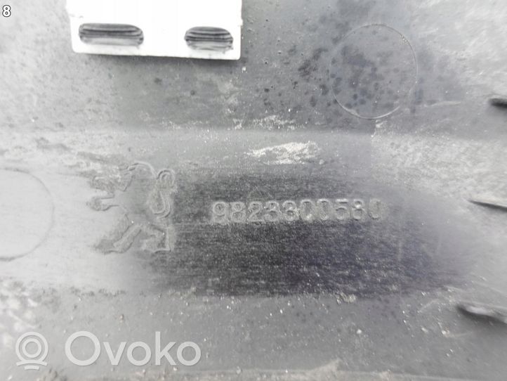 Peugeot 208 Listwa błotnika tylnego 9823300580