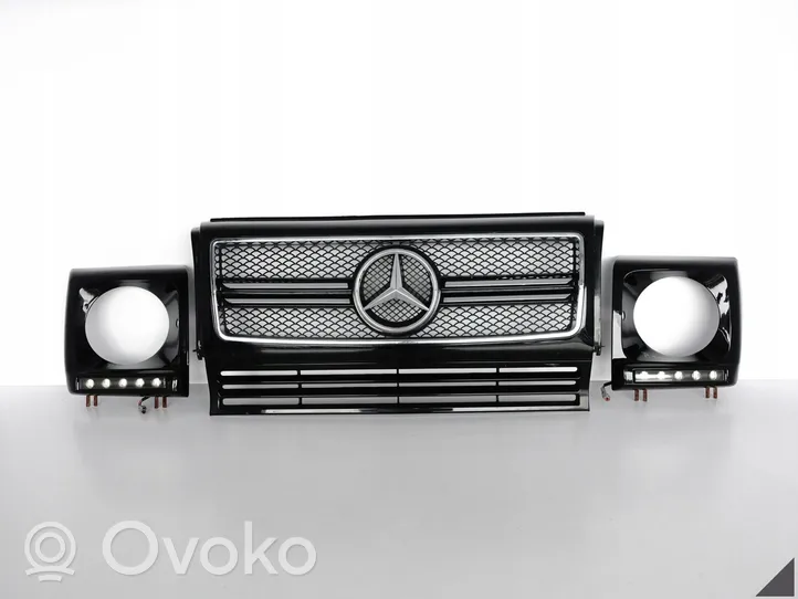 Mercedes-Benz G W463 Etupuskurin ylempi jäähdytinsäleikkö A4638840174