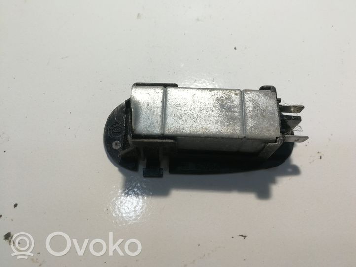 Opel Vectra B Lampa oświetlenia tylnej tablicy rejestracyjnej 9050866