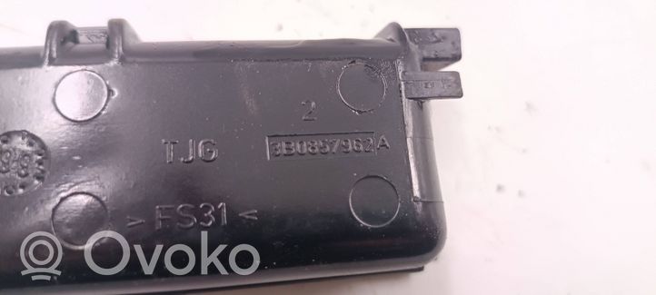 Volkswagen PASSAT B5 Peleninė panelėje 3B0857962A