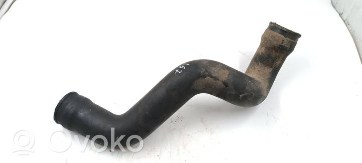 Volkswagen PASSAT B5 Tube d'admission de tuyau de refroidisseur intermédiaire 058145856