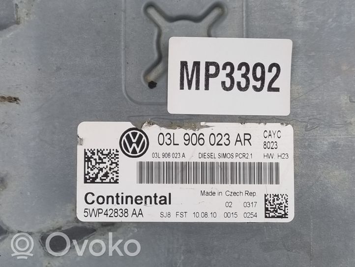 Volkswagen Touran II Calculateur moteur ECU 03L906023AR