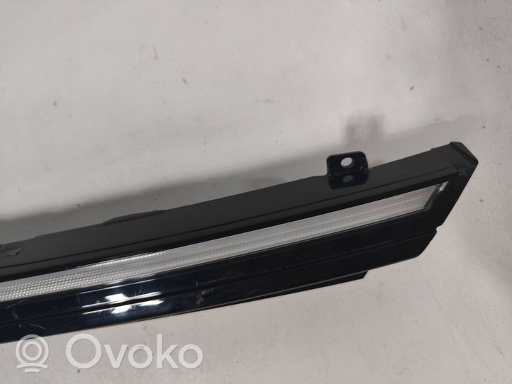 Volkswagen Golf VIII Etupuskurin ylempi jäähdytinsäleikkö 5H0941653F