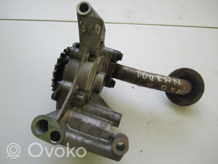 Volkswagen Touran I Oil pump 038115121A