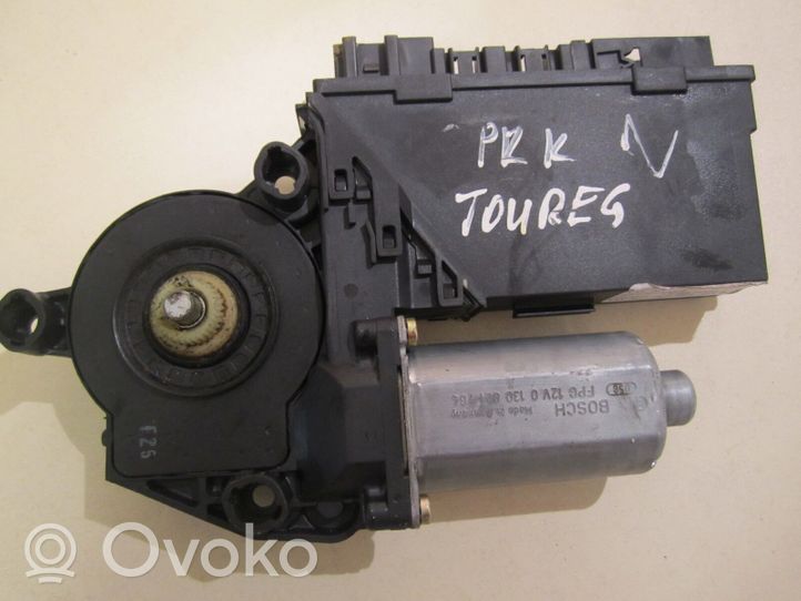 Volkswagen Touareg I Front door window regulator motor 3D1959793B