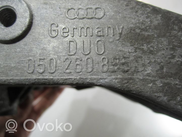 Audi 80 90 S2 B4 A/C-kompressorin kannatin 050260885D