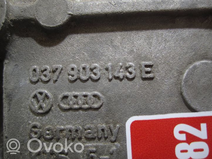 Volkswagen PASSAT B4 Supporto del generatore/alternatore 037903143E