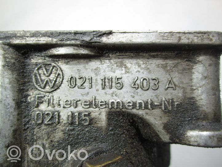 Volkswagen Golf III Supporto di montaggio del filtro dell’olio 021115403A
