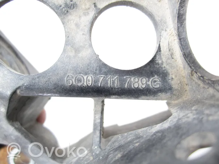 Volkswagen Polo V 6R Mocowanie / Wspornik linki zmiany biegów 6Q0711789G