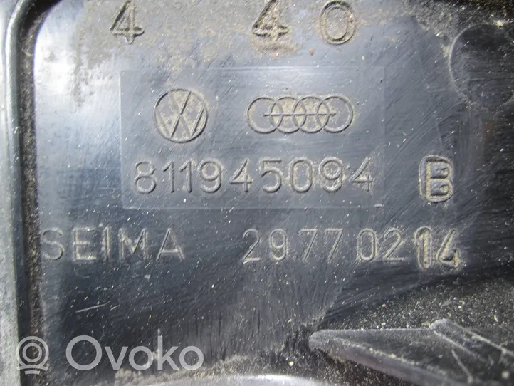 Audi 80 90 B2 Aizmugurējais lukturis pārsegā 811945094B