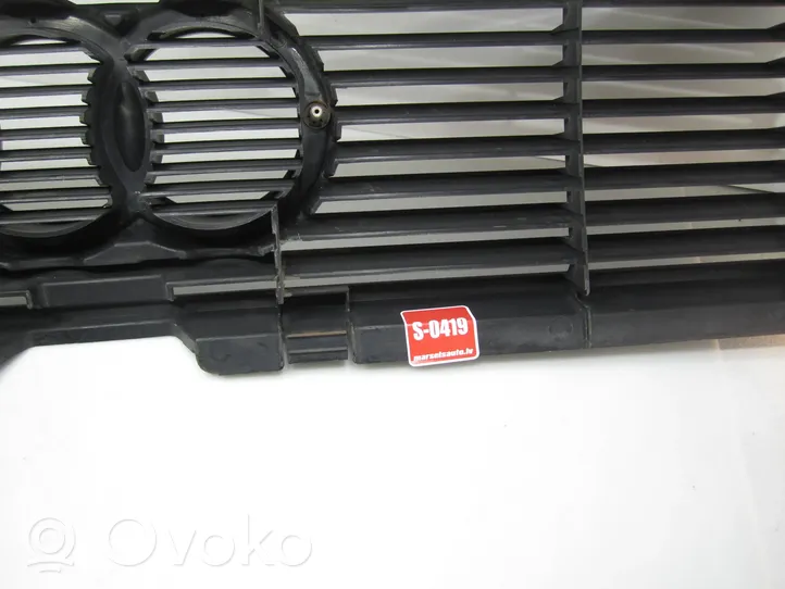 Audi 80 90 B2 Griglia superiore del radiatore paraurti anteriore 811853655C