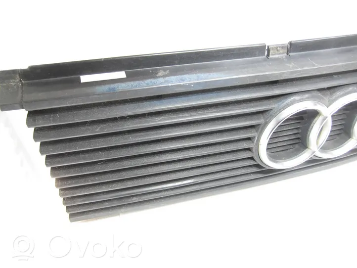 Audi 80 90 B2 Augšējais režģis 811853655C