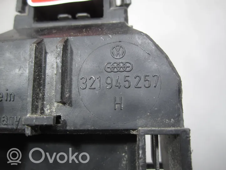 Volkswagen PASSAT B2 Aizmugures spuldzes vāka turētājs 321945257