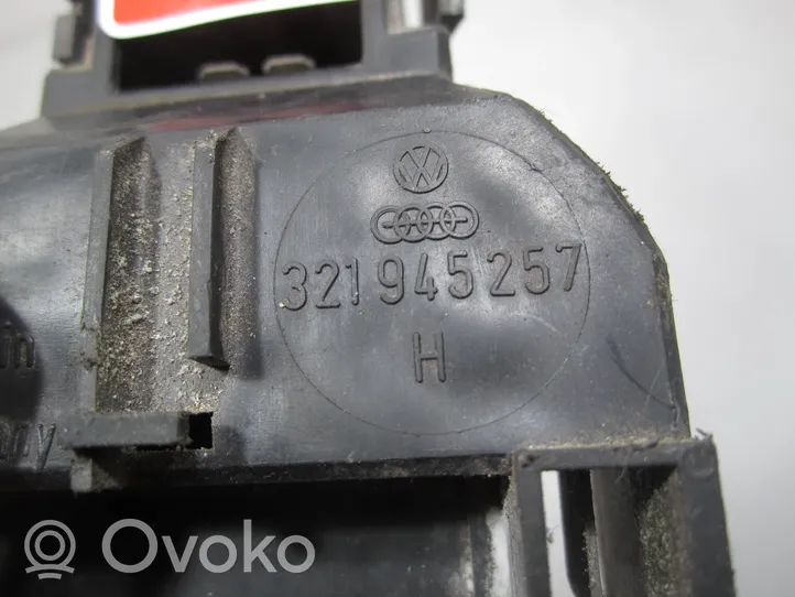 Volkswagen PASSAT B2 Wkład lampy tylnej 321945257