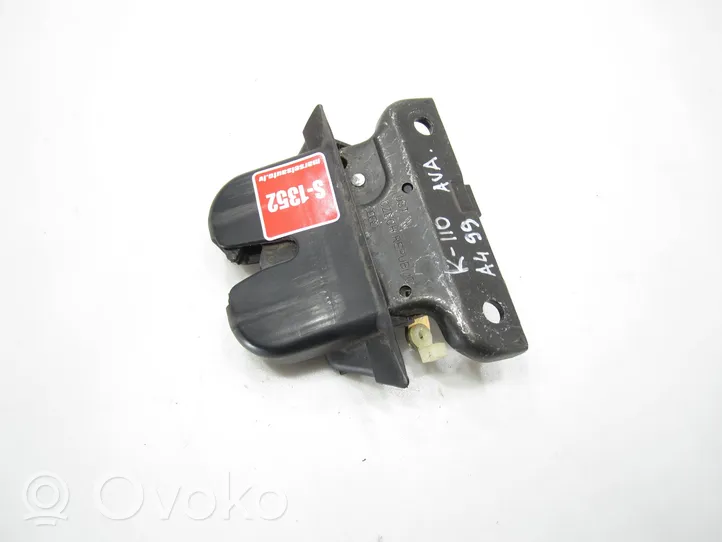 Audi A4 S4 B5 8D Blocco/chiusura/serratura del portellone posteriore/bagagliaio 8D9827520A