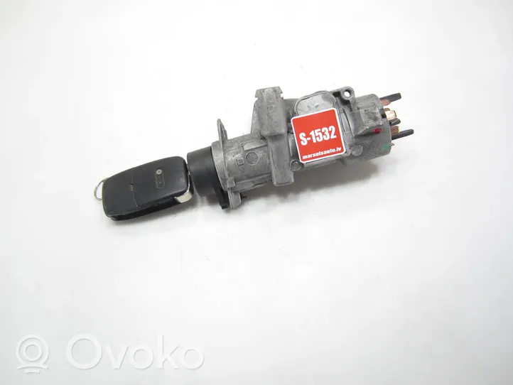 Audi A4 S4 B5 8D Užvedimo spynelė 4B0905851B