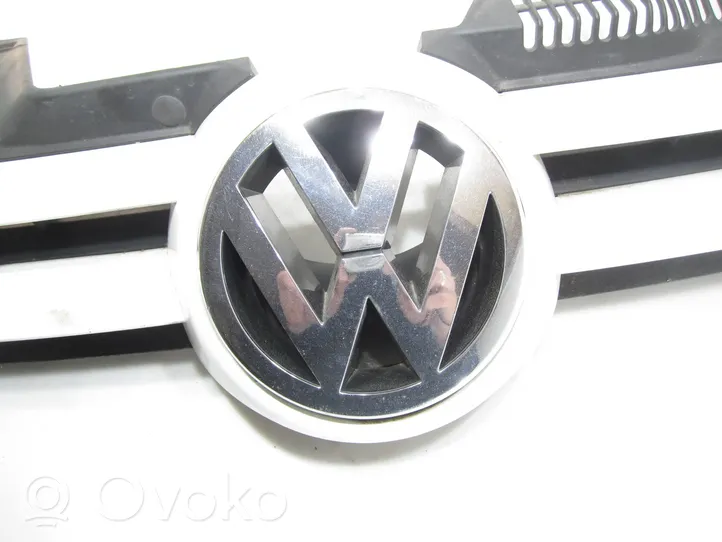 Volkswagen Golf V Front bumper upper radiator grill 