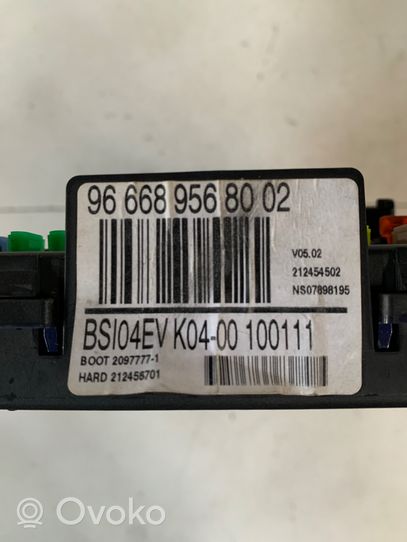 Peugeot 5008 Module de fusibles 966689568002