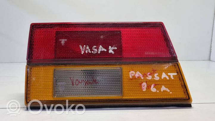 Volkswagen PASSAT B2 Galinis žibintas dangtyje 321945107