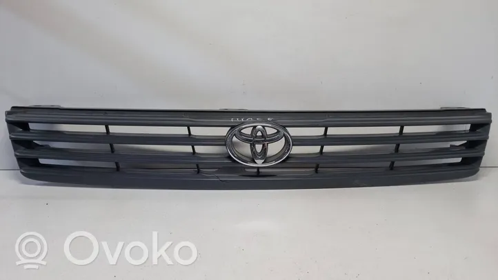 Toyota Hiace (H200) Grille calandre supérieure de pare-chocs avant 5311126320