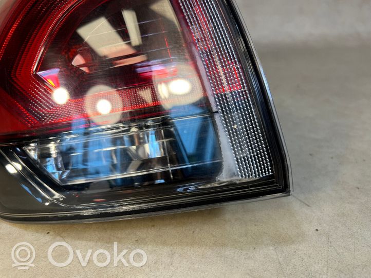 Toyota RAV 4 (XA40) Lampa tylna 81560-42200