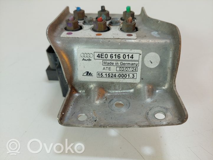 Audi A8 S8 D3 4E Verteiler / Ventilblock Luftfederung 4E0616014