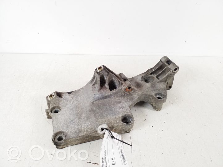 Volkswagen Golf V Support de compresseur de clim 03G903143A