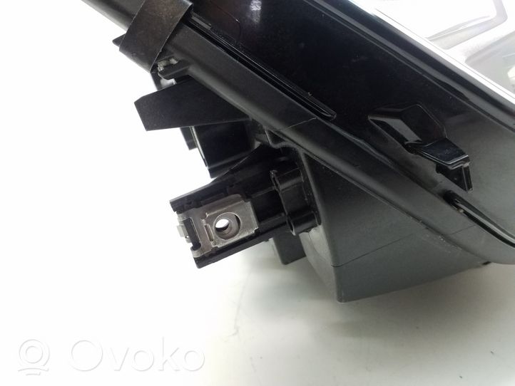 BMW 2 F46 Lampa przednia 