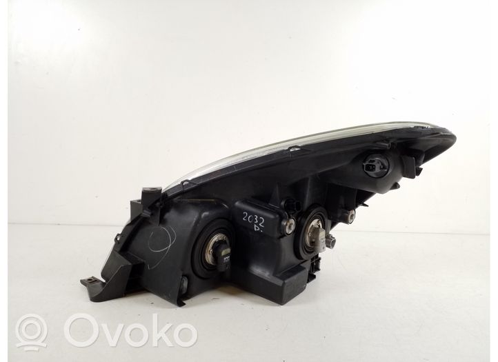 Toyota Corolla Verso AR10 Lampa przednia 811300F020