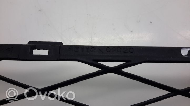 Toyota Corolla E120 E130 Etupuskurin alempi jäähdytinsäleikkö 5311202020