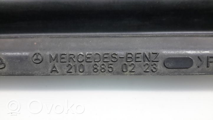 Mercedes-Benz E W210 Mascherina inferiore del paraurti anteriore A2108850223