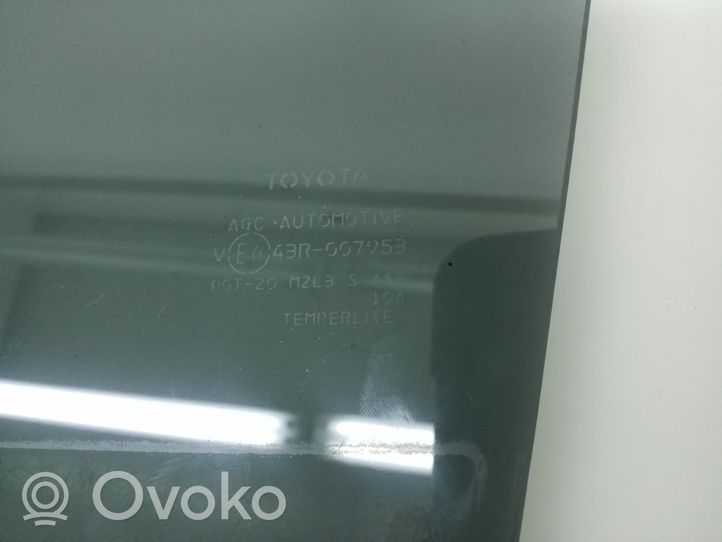 Toyota RAV 4 (XA40) Takaoven ikkunalasi 6811442140