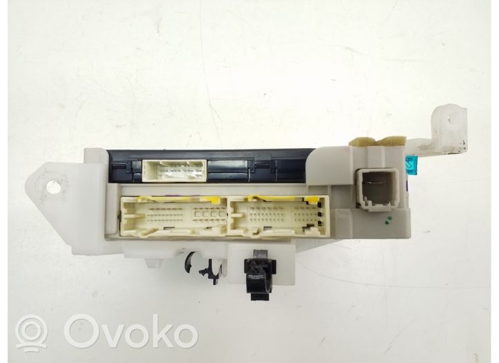 Toyota Prius (XW30) Sulakemoduuli 8273047450