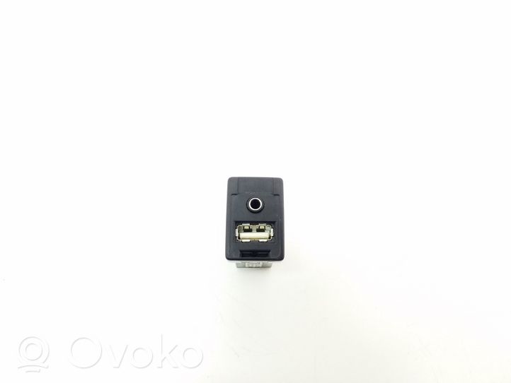 Toyota Verso Connettore plug in AUX 861900D030