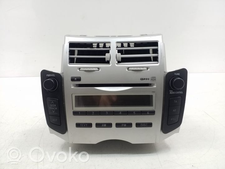 Toyota Yaris Panel / Radioodtwarzacz CD/DVD/GPS 8612052470