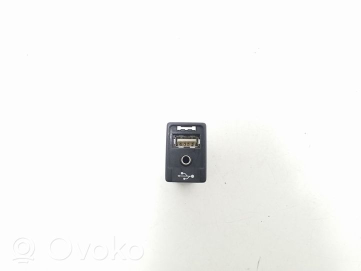 Toyota Hilux (AN10, AN20, AN30) Connettore plug in AUX 861900K010