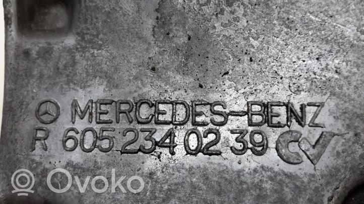 Mercedes-Benz E W210 Support de compresseur de clim A6052340239