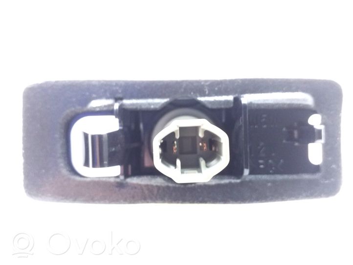 Toyota RAV 4 (XA40) Lampa oświetlenia tylnej tablicy rejestracyjnej 8127053011