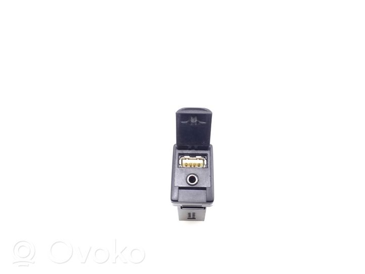 Toyota RAV 4 (XA40) Connettore plug in AUX 8619042040